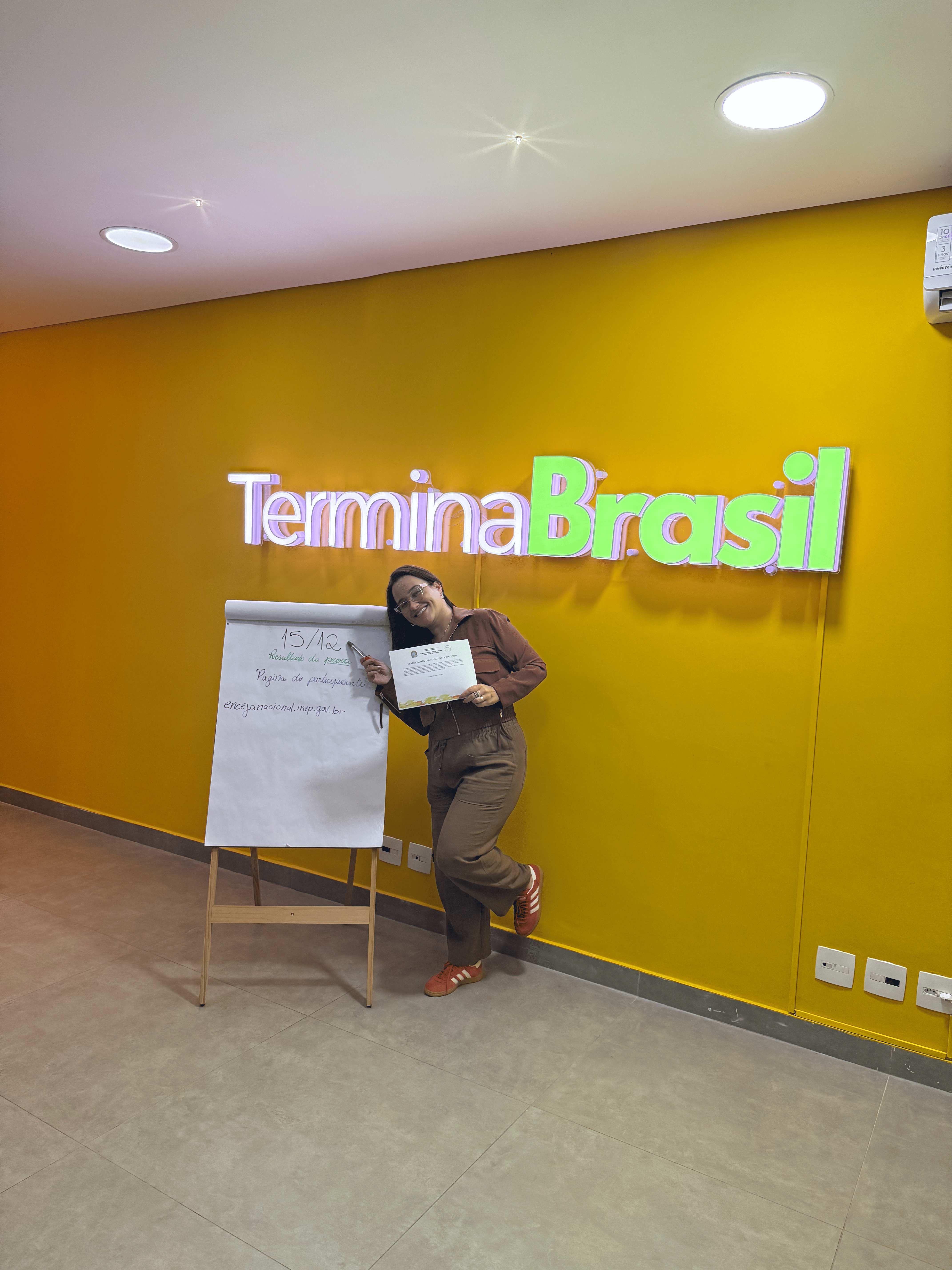 Aluna celebrando conquista no Termina Brasil